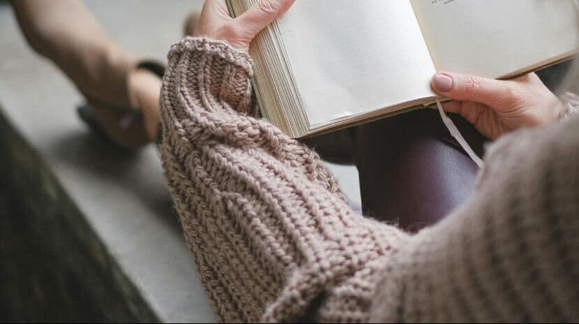 "أقرب من البعيد بقليل".. حين شعرتُ أن الكلمات تعرفني أكثر مما أعرفها