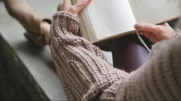 "أقرب من البعيد بقليل".. حين شعرتُ أن الكلمات تعرفني أكثر مما أعرفها