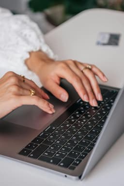 العودة بعد الغياب..  لماذا ابتعدتُ عن الكتابة، وعدتُ بتدوينة عن الصحافة والإنسانية؟