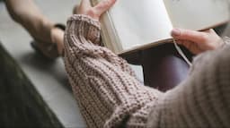 "أقرب من البعيد بقليل".. حين شعرتُ أن الكلمات تعرفني أكثر مما أعرفها
